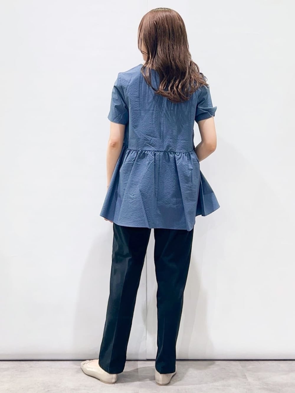 ブルー系のシャツ/ブラウス、ブラック系のその他パンツ、グレー系のパンプスを着用したレディースの夏コーディネートの3枚目の写真