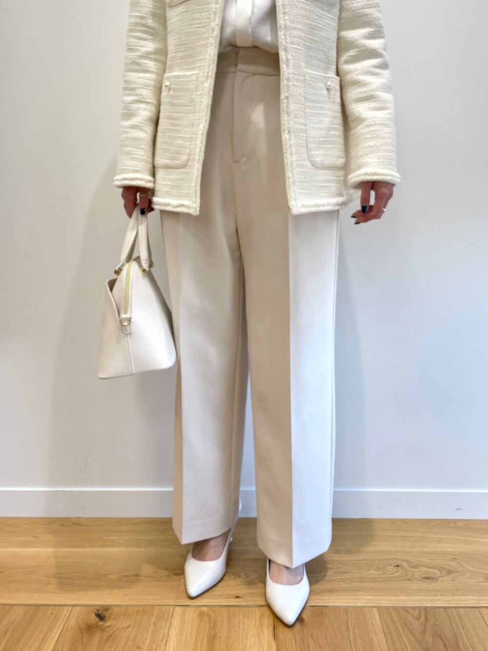 ホワイト系のノーカラージャケット、ホワイト系のシャツ/ブラウス、ベージュ系のその他パンツを着用したレディースの冬コーディネートの5枚目の写真