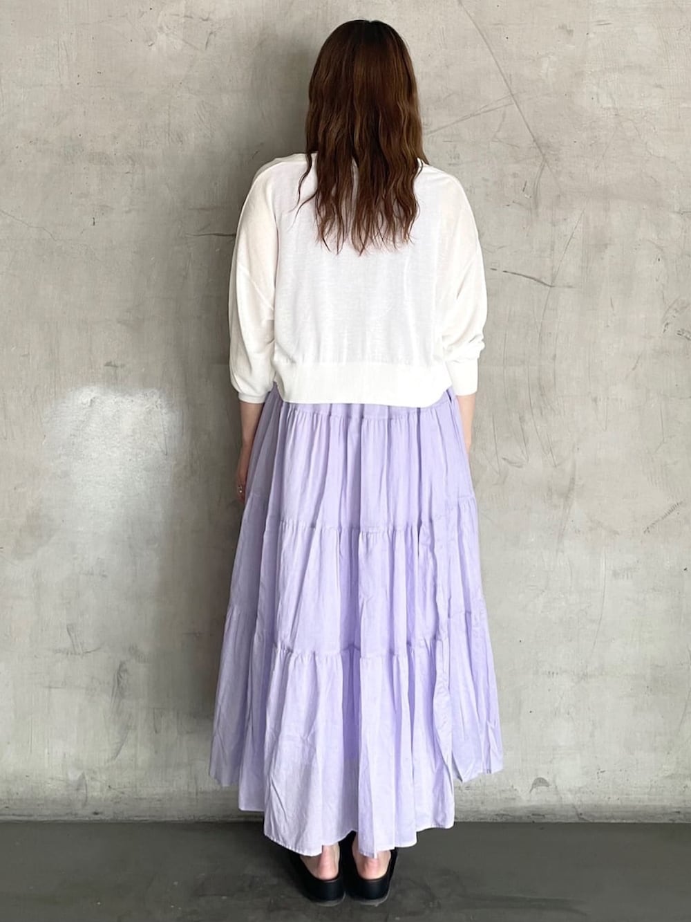 パープル系のワンピース、ホワイト系のカーディガン/ボレロ、ブラック系のサンダルを着用したレディースの春コーディネートの3枚目の写真