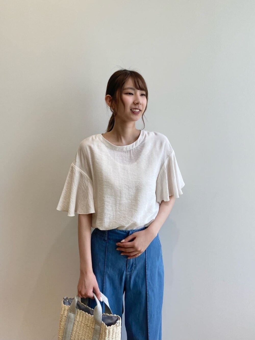 ホワイト系のシャツ/ブラウス、ブルー系のデニムパンツ、シルバー系のショルダーバッグを着用したレディースの夏コーディネートの6枚目の写真