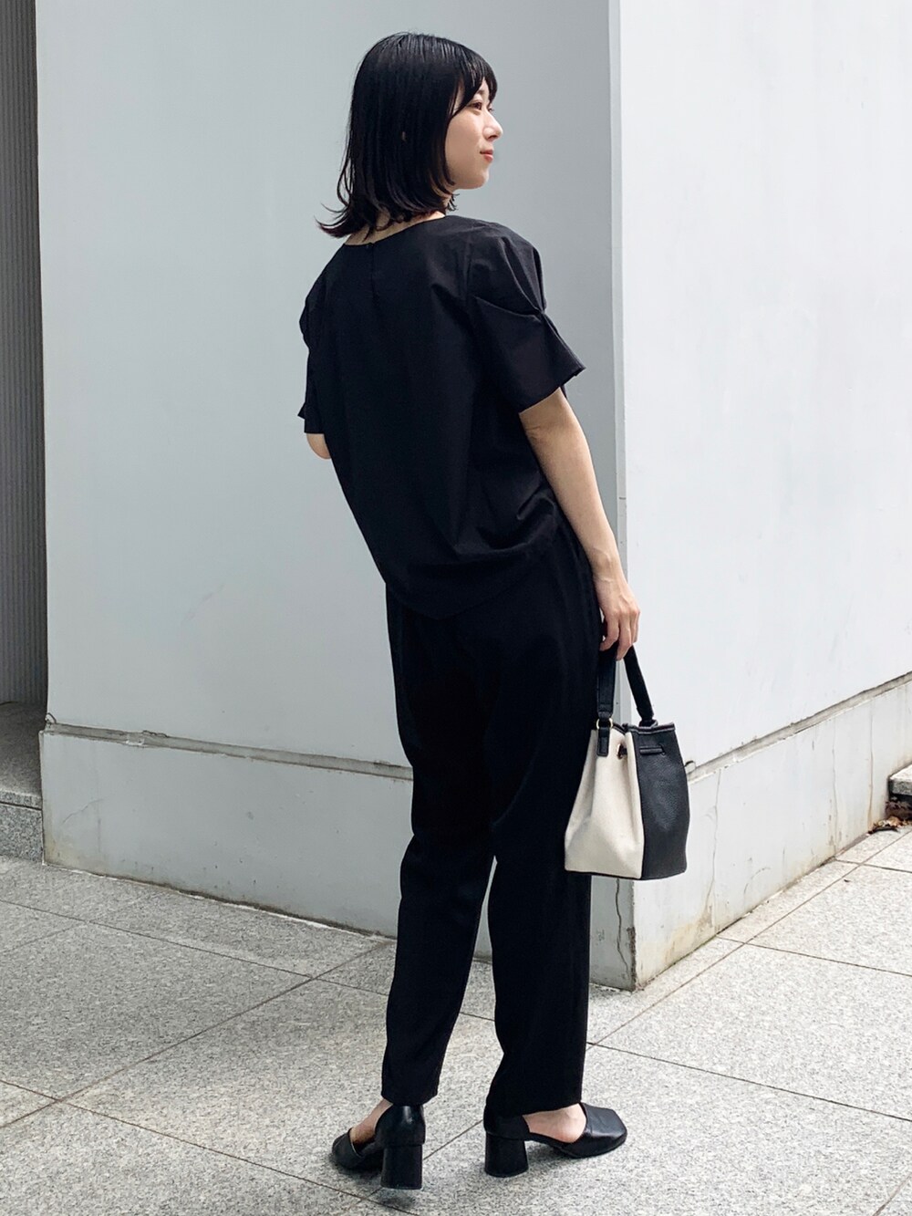 ブラック系のシャツ/ブラウス、ブラック系のその他パンツ、ブラック系のショルダーバッグを着用したレディースの夏コーディネートの2枚目の写真