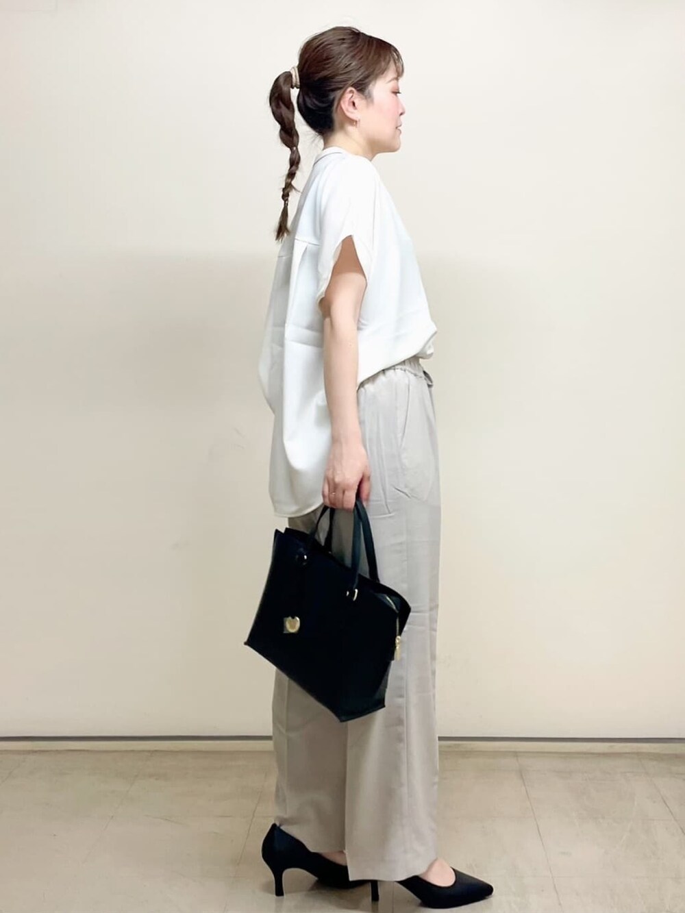 ホワイト系のシャツ/ブラウス、グレー系のその他パンツ、ブラック系のトートバッグを着用したレディースの春コーディネートの2枚目の写真