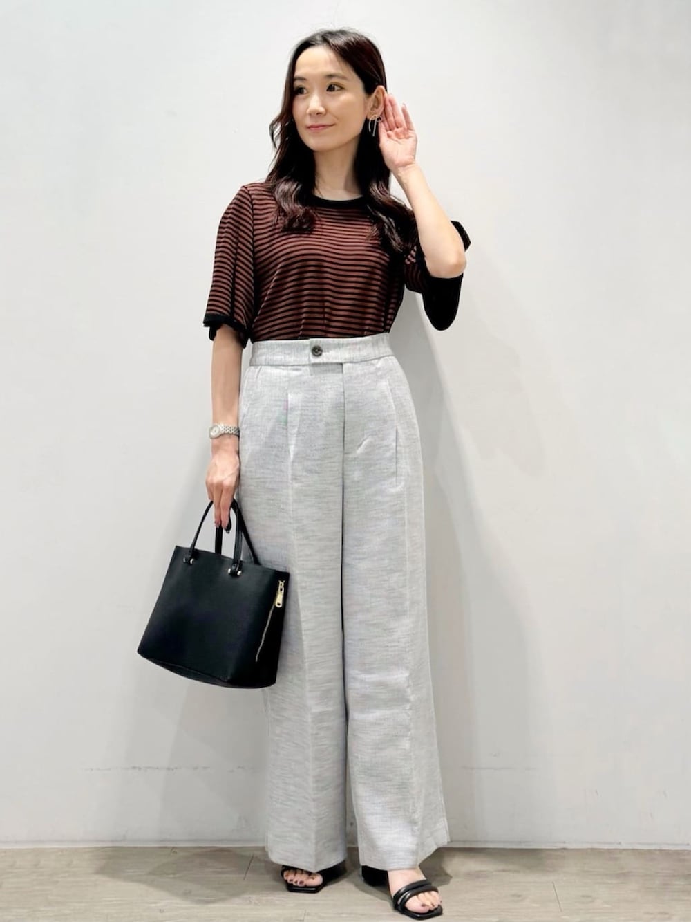 ブラウン系のニット/セーター、ブラック系のその他パンツ、ブラック系のサンダルを着用したレディースの夏コーディネートの2枚目の写真