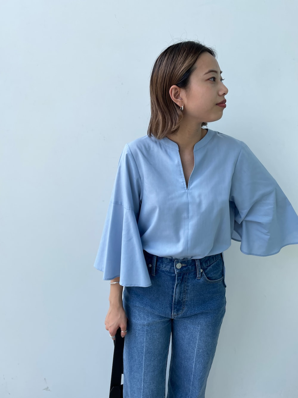 ブルー系のシャツ/ブラウス、ブルー系のその他パンツ、ブラック系のトートバッグを着用したレディースの夏コーディネートの2枚目の写真