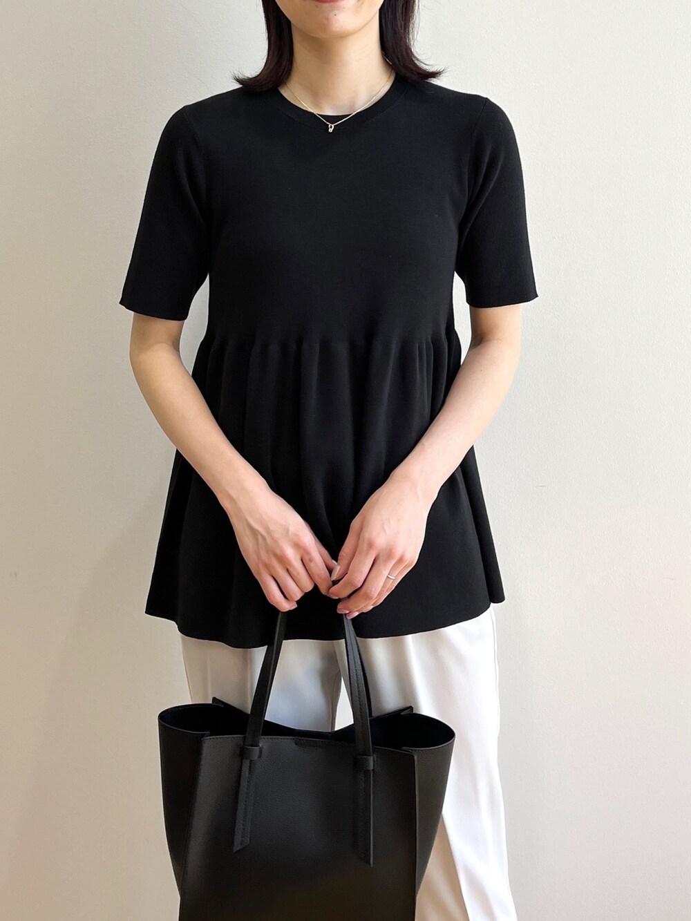 ブラック系のサンダル、グレー系のその他パンツ、ブラック系のトートバッグを着用したレディースの夏コーディネートの4枚目の写真