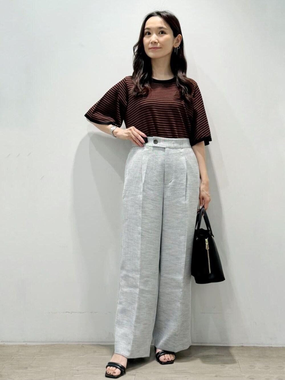 ブラウン系のニット/セーター、ブラック系のその他パンツ、ブラック系のサンダルを着用したレディースの夏コーディネートの4枚目の写真