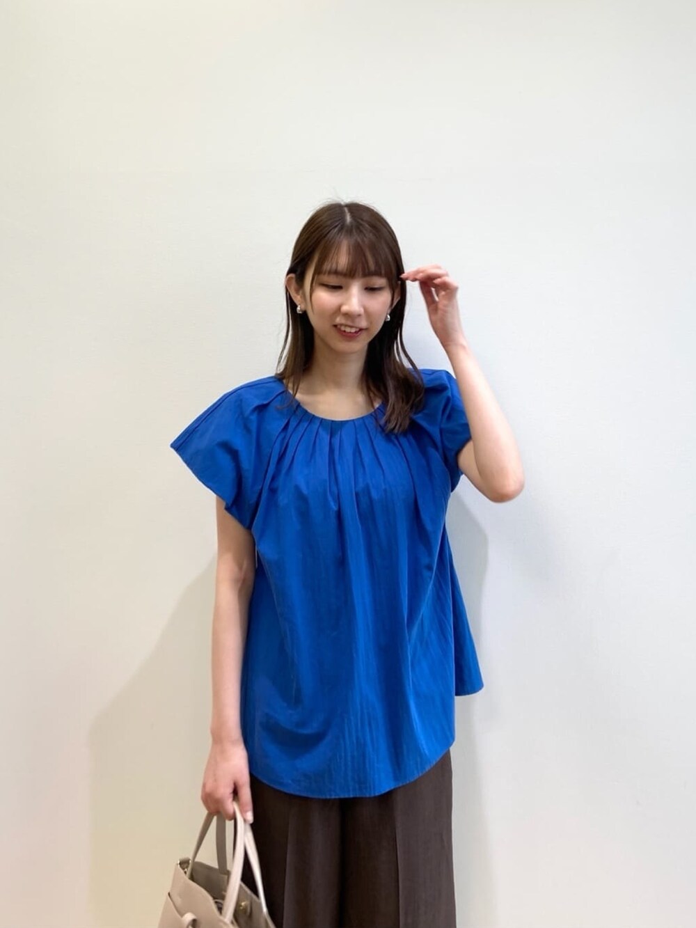 ブルー系のシャツ/ブラウス、ブラウン系のその他パンツ、ベージュ系のサンダルを着用したレディースの夏コーディネートの6枚目の写真