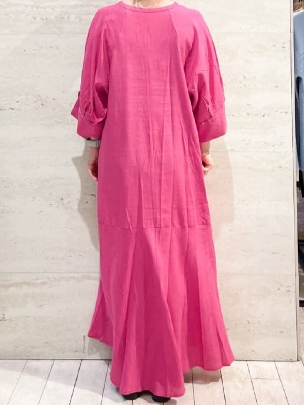 ブラック系のサンダル、ピンク系のワンピース、ブラック系のタンクトップを着用したレディースの春コーディネートの4枚目の写真