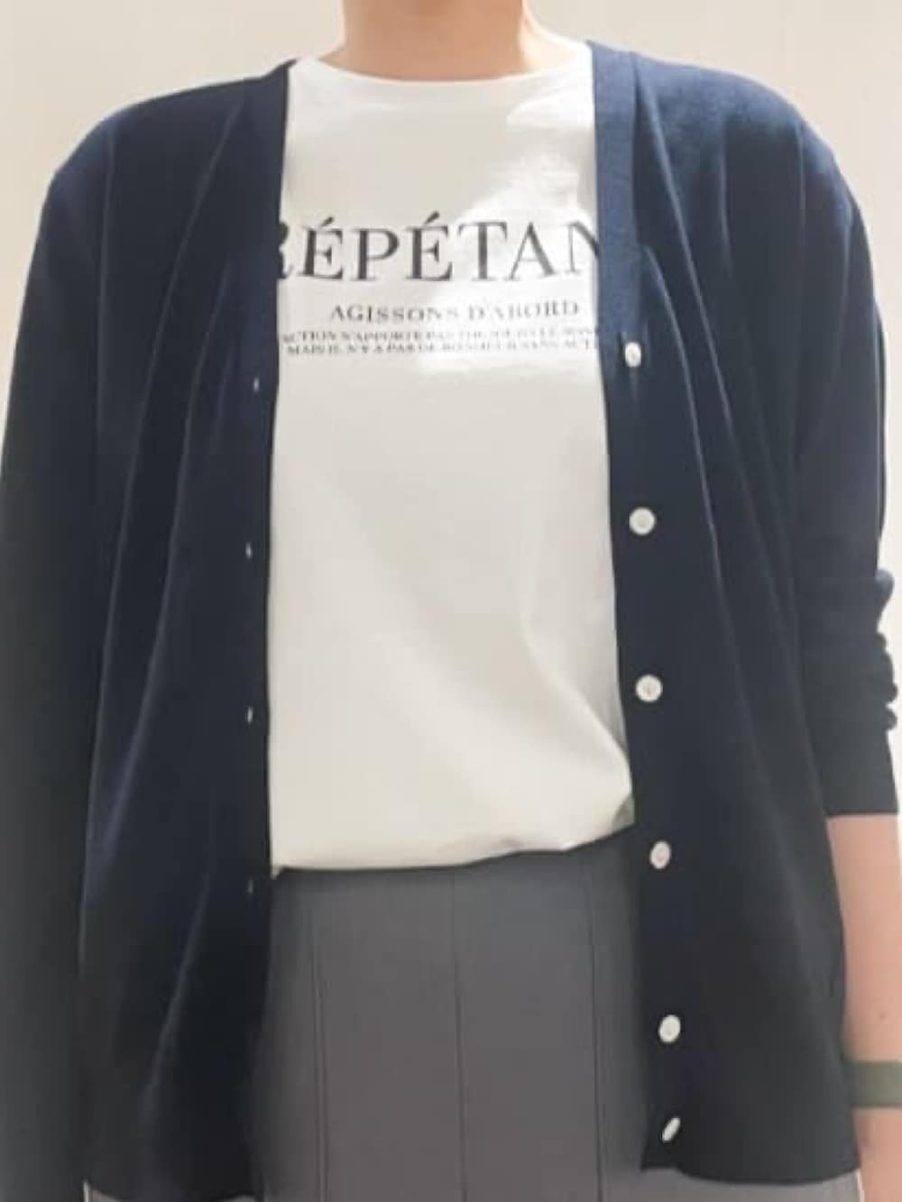 ブルー系のカーディガン/ボレロ、ホワイト系のTシャツ/カットソー、グレー系のスカートを着用したレディースの夏コーディネートの5枚目の写真