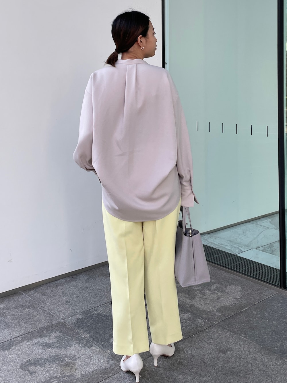 ベージュ系のシャツ/ブラウス、イエロー系のその他パンツ、グレー系のトートバッグを着用したレディースの冬コーディネートの2枚目の写真