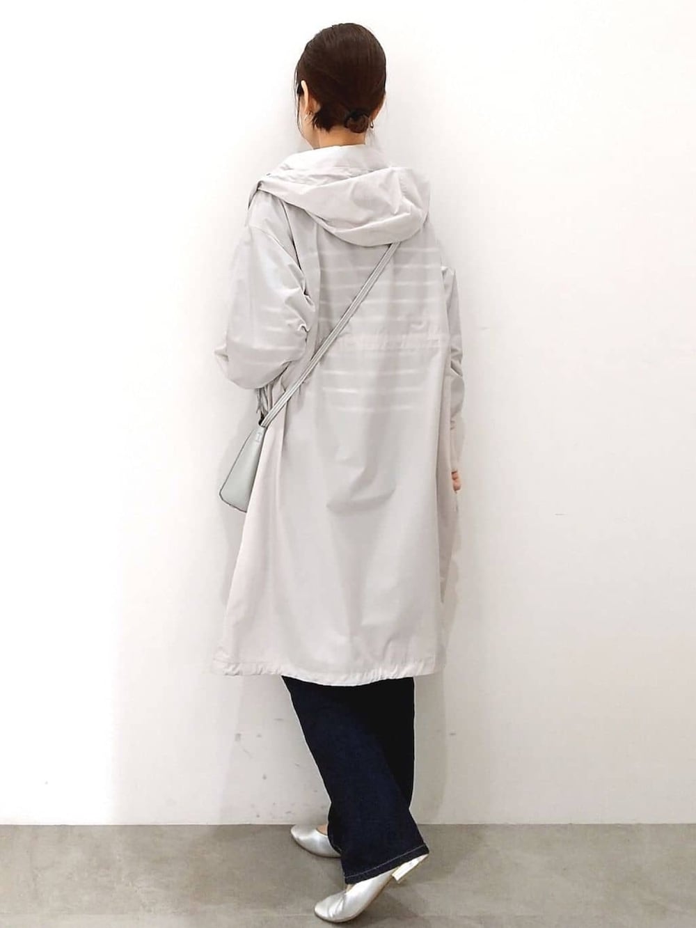 ブルー系のニット/セーター、シルバー系のショルダーバッグ、シルバー系のパンプスを着用したレディースの冬コーディネートの3枚目の写真