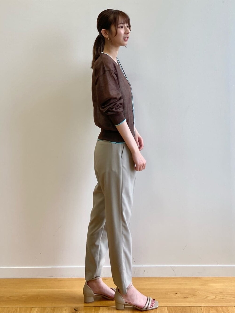 ブラウン系のカーディガン/ボレロ、グレー系のその他パンツ、ベージュ系のサンダルを着用したレディースの夏コーディネートの2枚目の写真