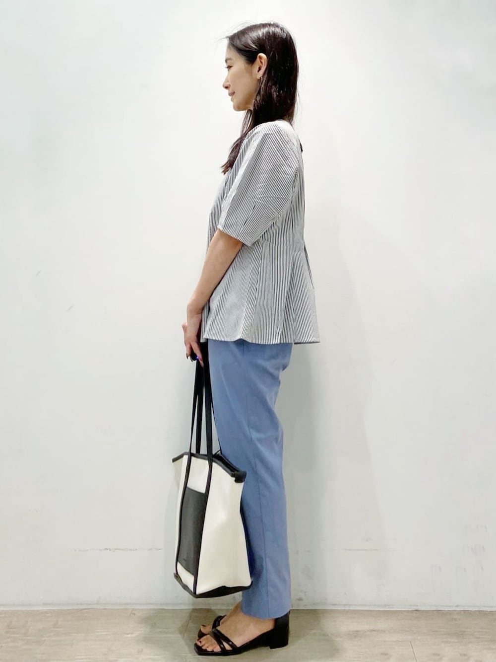 ホワイト系のシャツ/ブラウス、ブルー系のその他パンツ、ブラック系のサンダルを着用したレディースの夏コーディネートの5枚目の写真