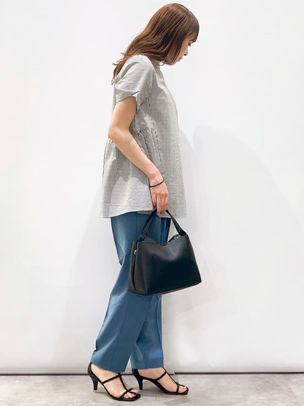 ホワイト系のシャツ/ブラウス、ブルー系のその他パンツ、ブラック系のショルダーバッグを着用したレディースの夏コーディネートの2枚目の写真