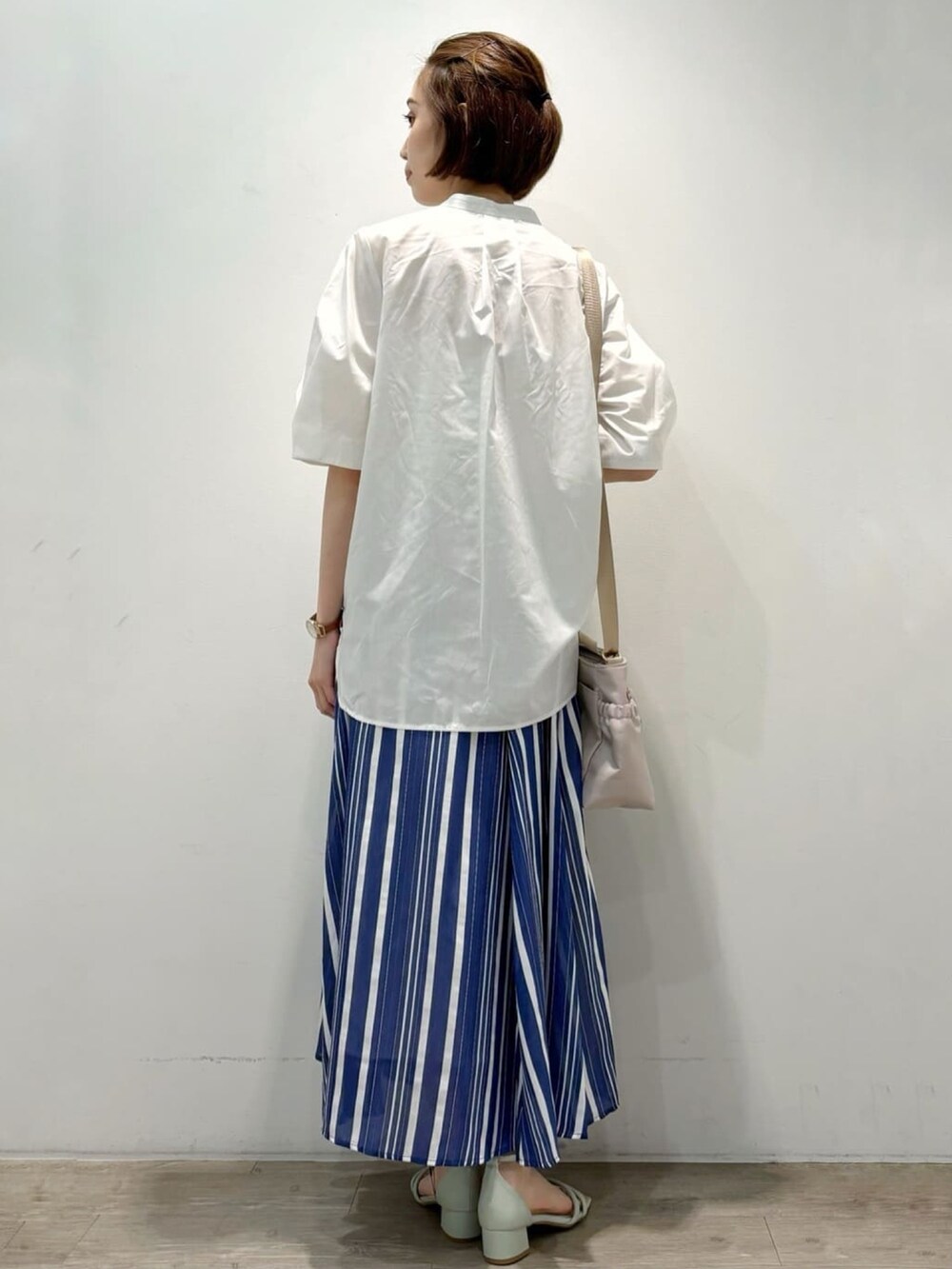 ホワイト系のシャツ/ブラウス、ブルー系のスカート、グリーン系のサンダルを着用したレディースの夏コーディネートの3枚目の写真