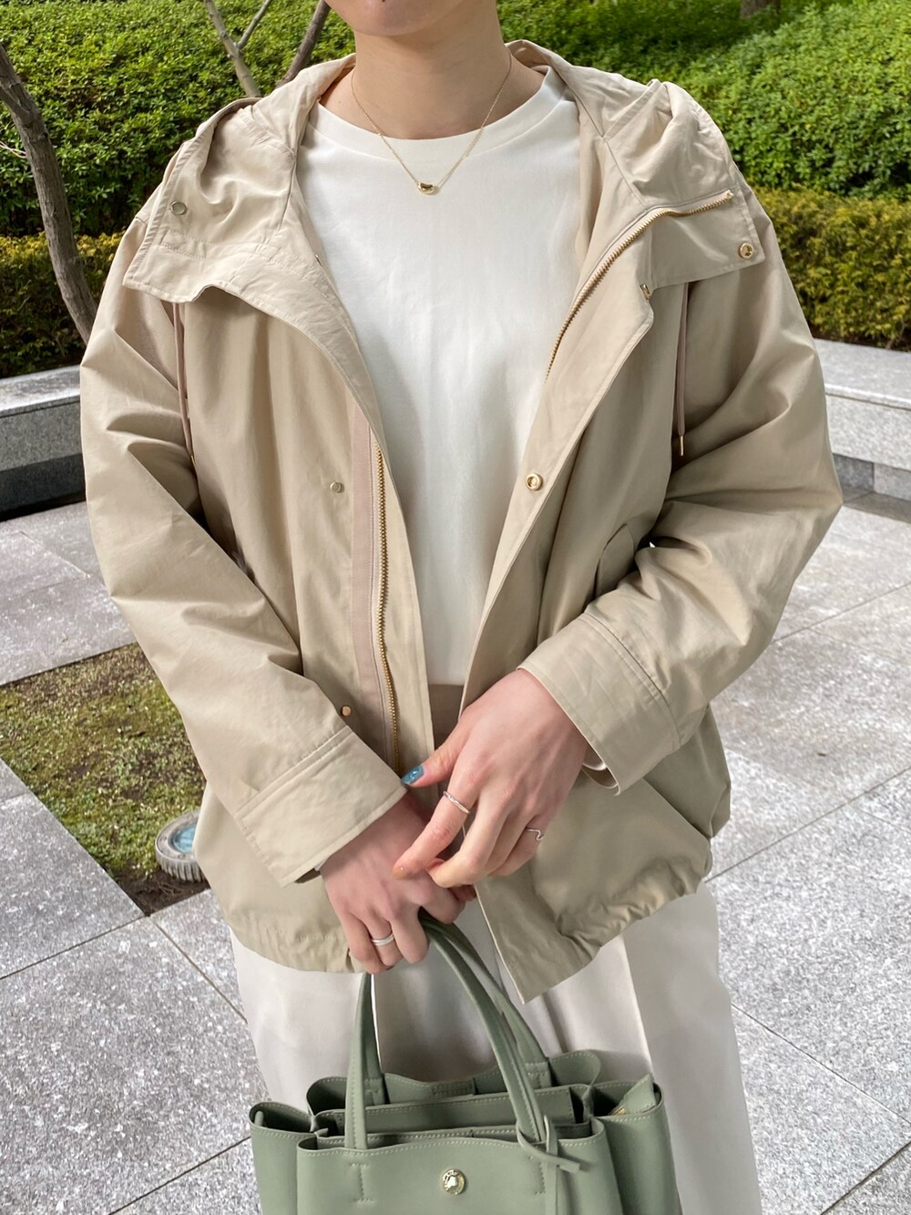 「カジュアル、シンプルコーデ、春先取り、きれいめカジュアル、大人カジュアル、淡色コーデ、マウンテンパーカー、OPAQUE.CLIP、オペークドットクリップ、淡色女子」|「OPAQUE.CLIPの【マルチファンクション】コットン&ナイロン マウンテンパーカー(ブルゾン、ベージュ系)」を使った、OPAQUE.CLIPスタッフさん(レディース・174cm)の冬コーディネートの3枚目の写真