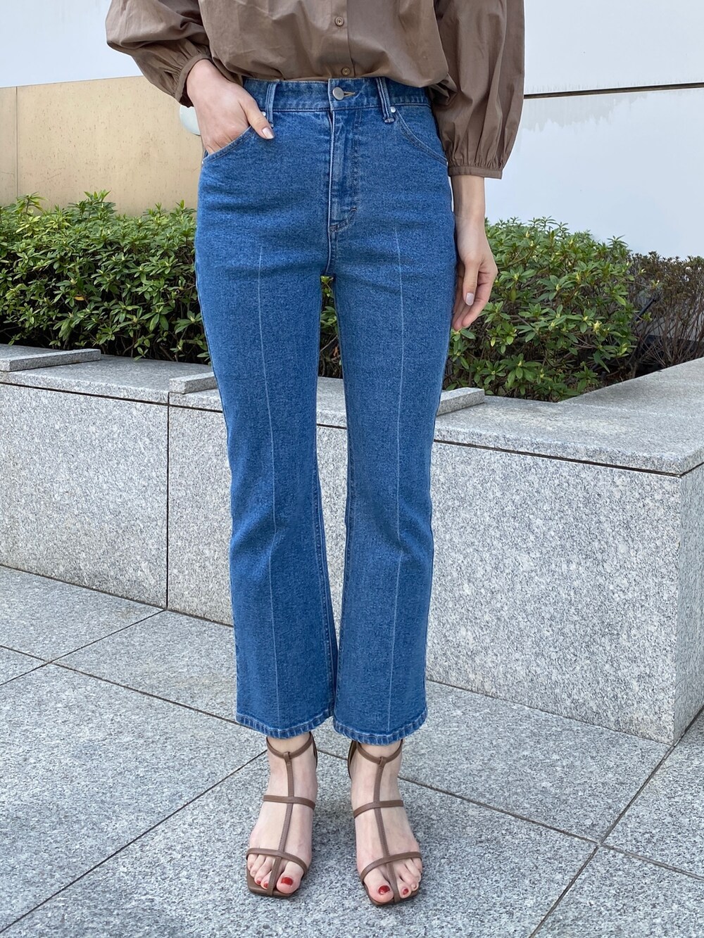 ベージュ系のシャツ/ブラウス、ブラック系のトートバッグ、ブラウン系のサンダルを着用したレディースの春コーディネートの4枚目の写真