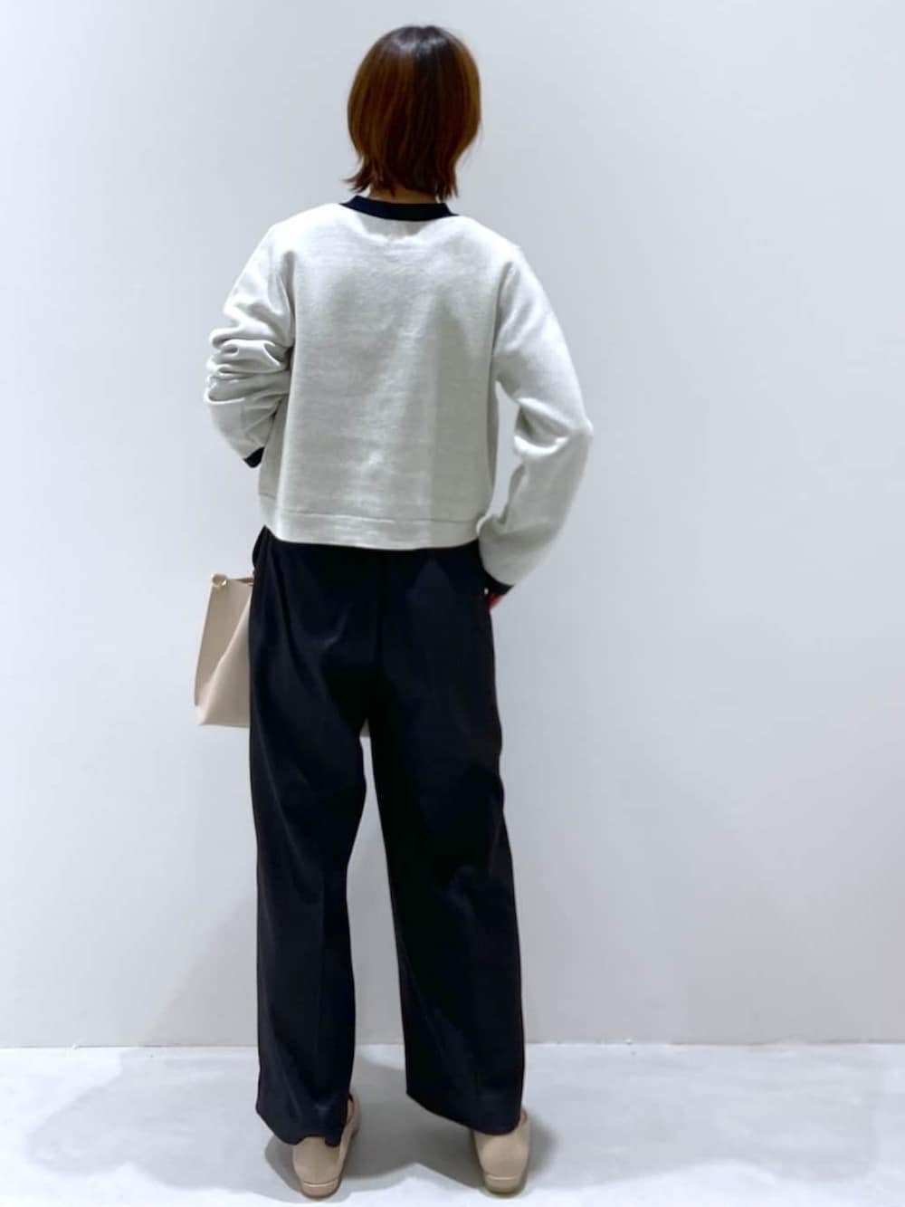 ホワイト系のカーディガン/ボレロ、ブラック系のその他パンツ、ベージュ系のトートバッグを着用したレディースの秋コーディネートの3枚目の写真