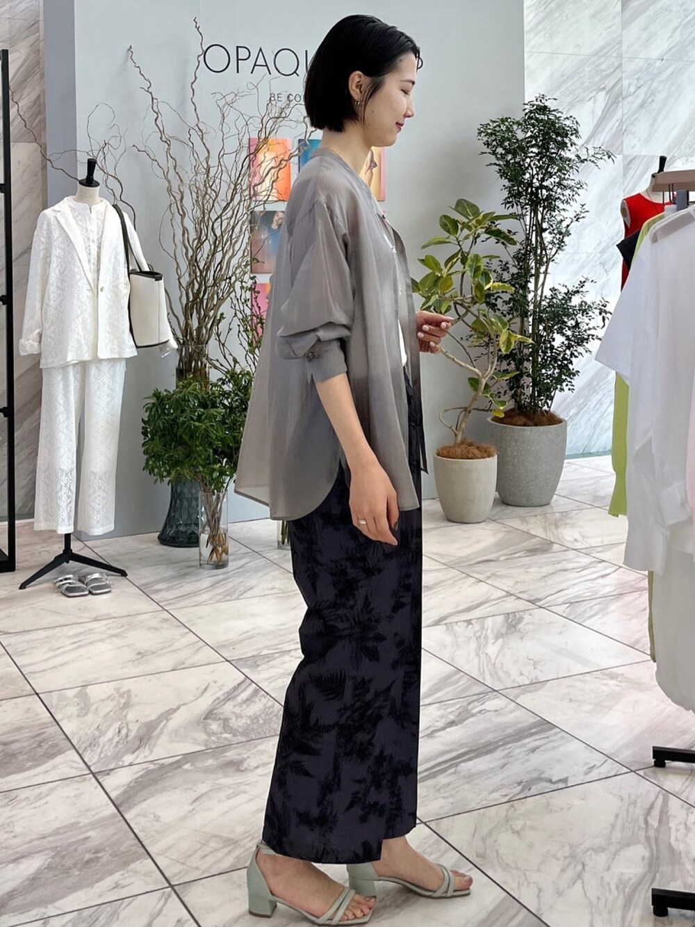 グレー系のその他パンツ、グリーン系のサンダル、グレー系のシャツ/ブラウスを着用したレディースの春コーディネートの4枚目の写真