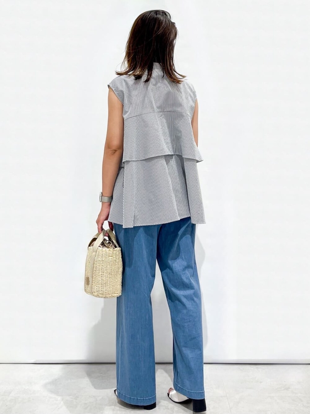 ホワイト系のシャツ/ブラウス、ホワイト系のサンダル、ゴールド系のショルダーバッグを着用したレディースの夏コーディネートの7枚目の写真