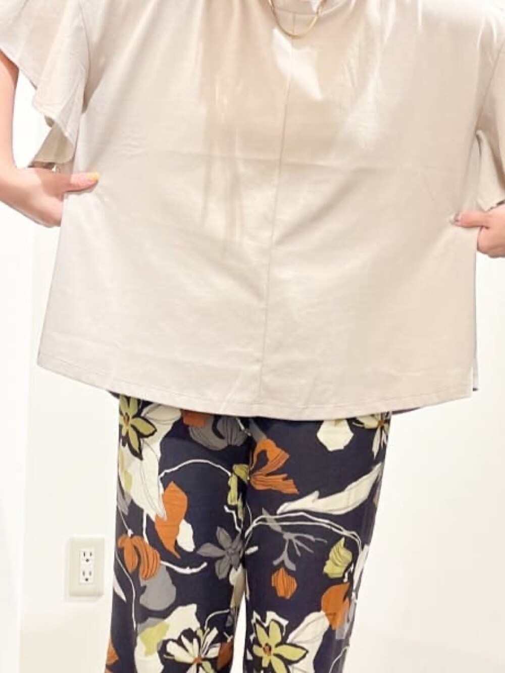 ベージュ系のTシャツ/カットソー、ブラック系のカーディガン/ボレロ、ブラウン系のその他パンツを着用したレディースの夏コーディネートの6枚目の写真