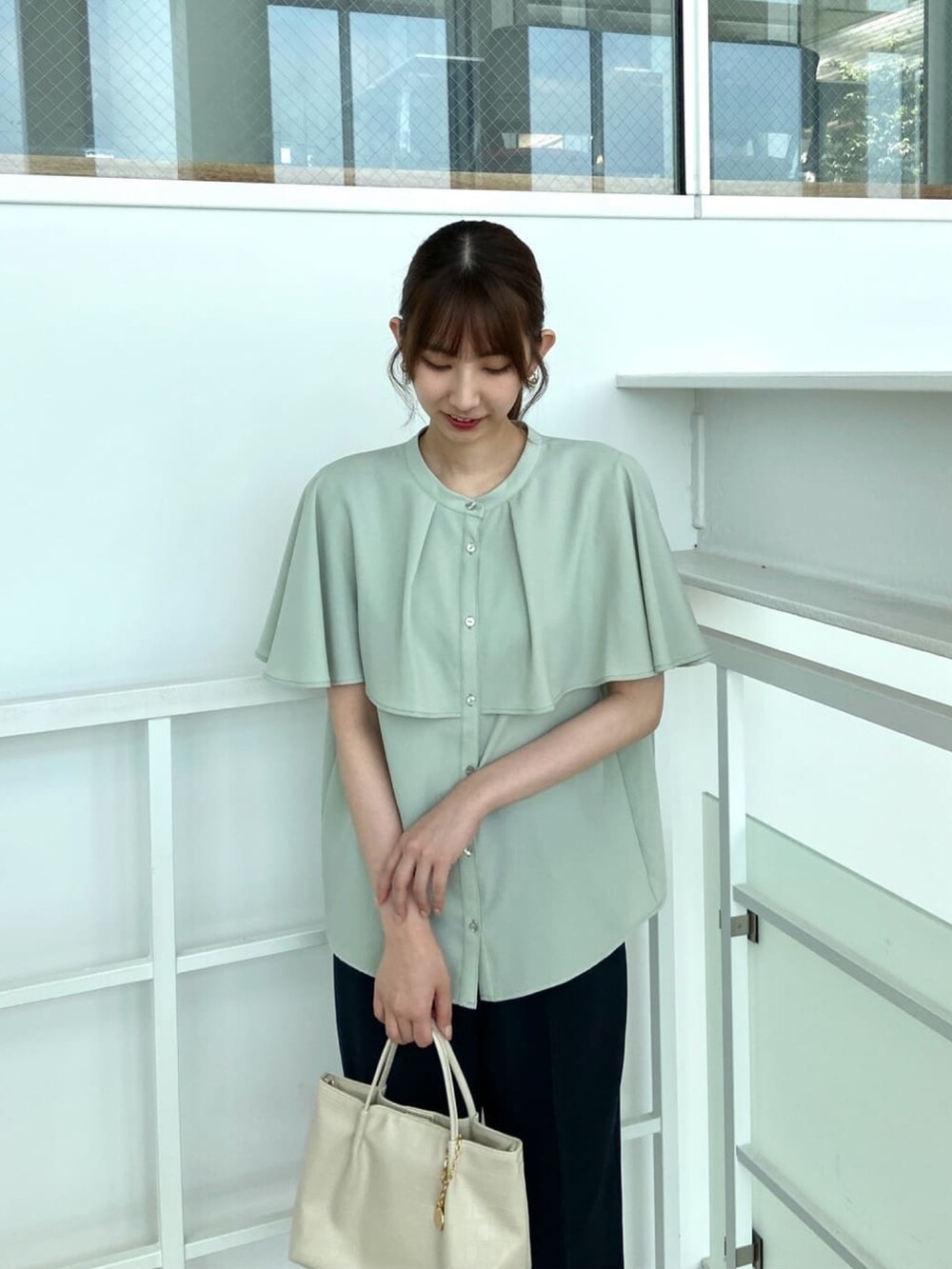 グリーン系のシャツ/ブラウス、ブラック系のその他パンツ、ベージュ系のトートバッグを着用したレディースの夏コーディネートの5枚目の写真