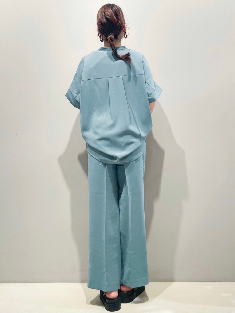 ブルー系のシャツ/ブラウス、ブラック系のサンダル、ブラック系のショルダーバッグを着用したレディースの夏コーディネートの3枚目の写真