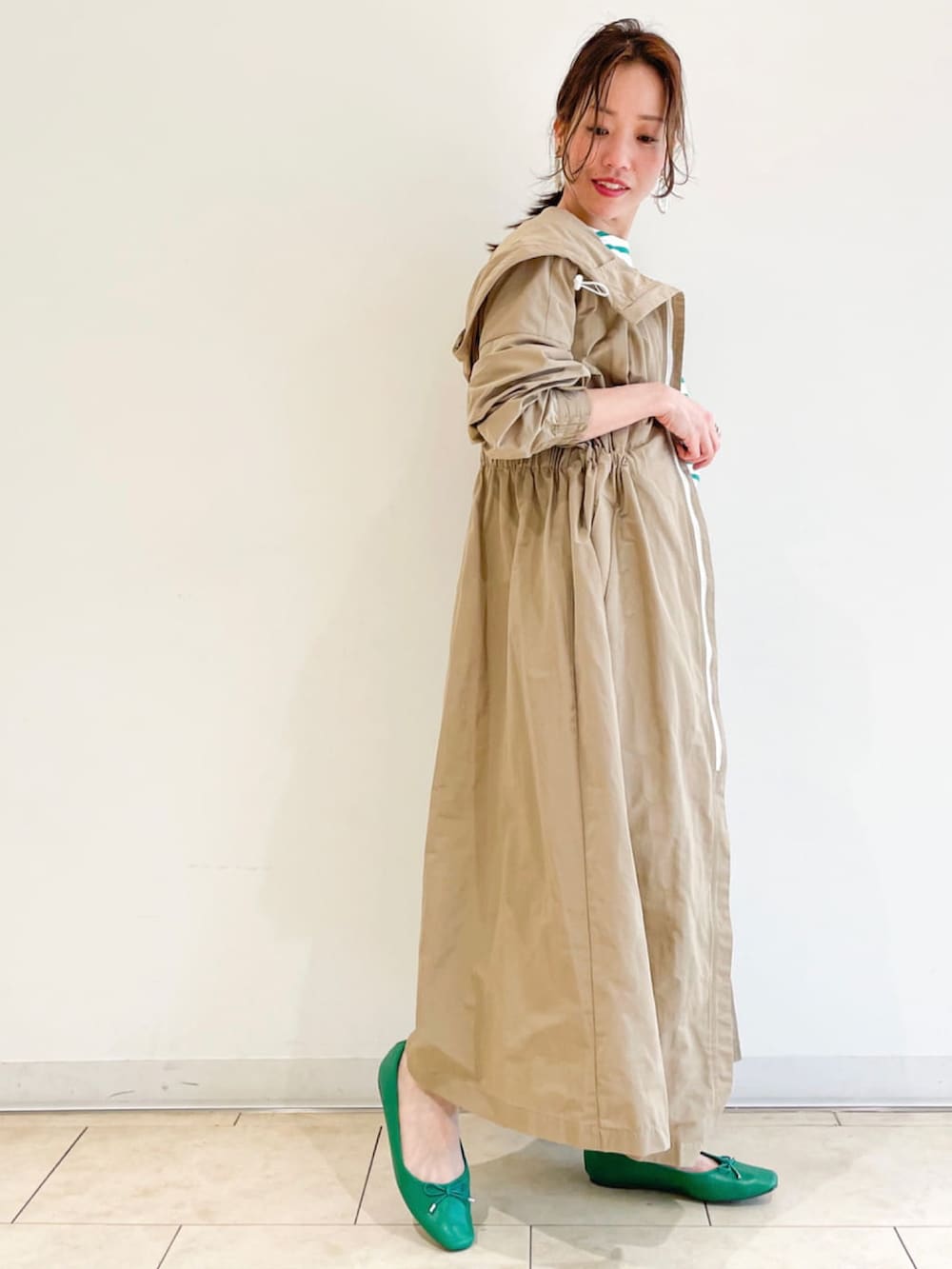 ベージュ系のブルゾン、グリーン系のTシャツ/カットソー、ブルー系のその他パンツを着用したレディースの春コーディネートの2枚目の写真