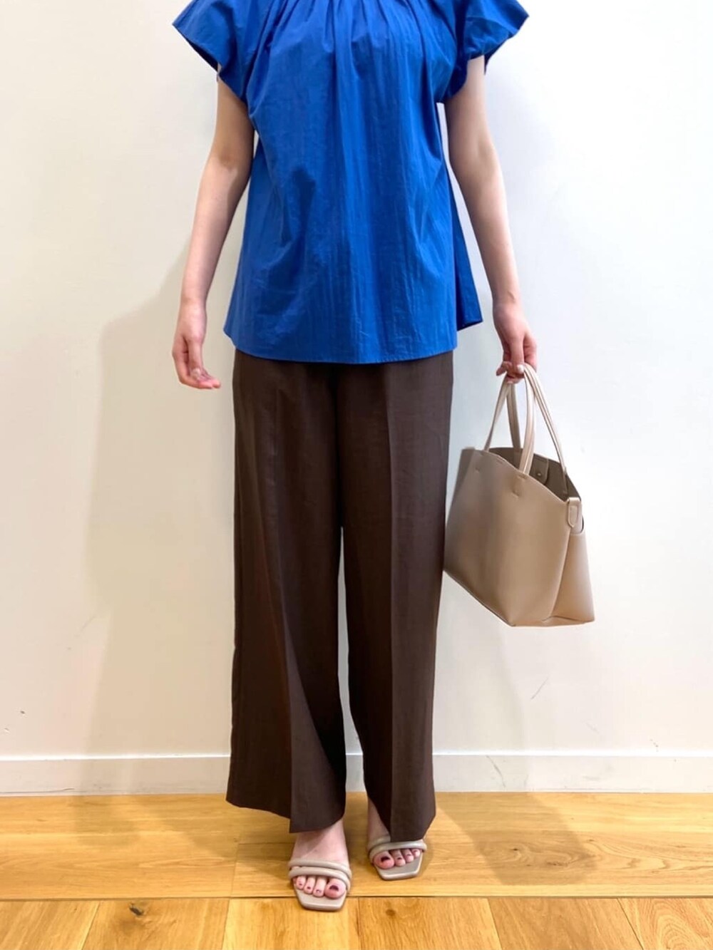 ブルー系のシャツ/ブラウス、ブラウン系のその他パンツ、ベージュ系のサンダルを着用したレディースの夏コーディネートの10枚目の写真