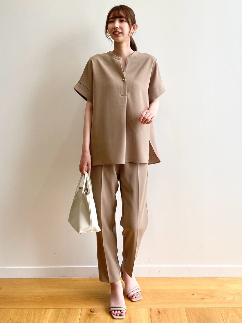 イエロー系のシャツ/ブラウス、イエロー系のその他パンツ、ベージュ系のサンダルを着用したレディースの夏コーディネートの2枚目の写真