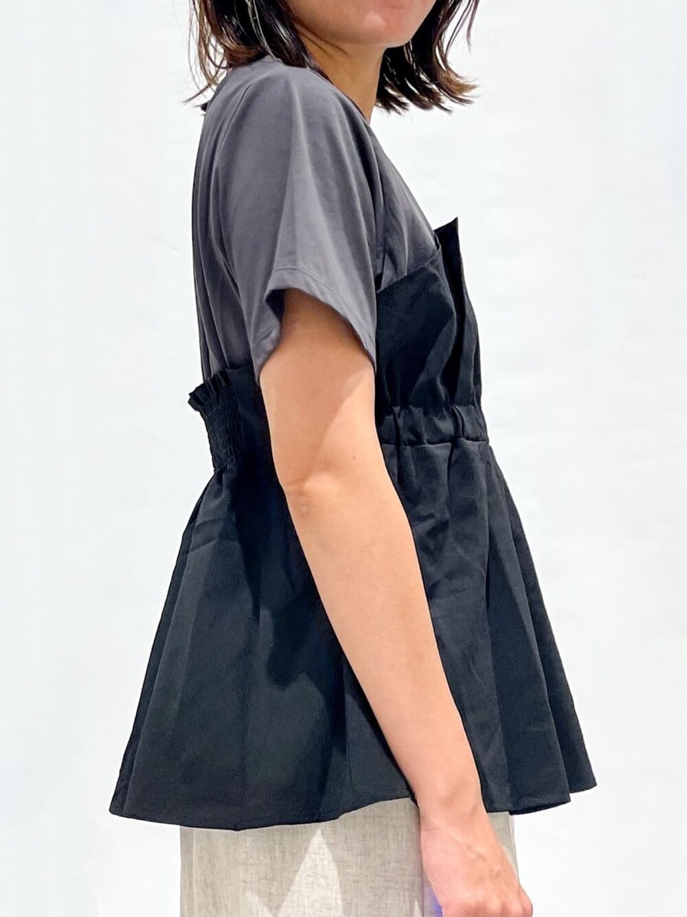 ブラック系のTシャツ/カットソー、ベージュ系のスカート、ホワイト系のショルダーバッグを着用したレディースの夏コーディネートの9枚目の写真