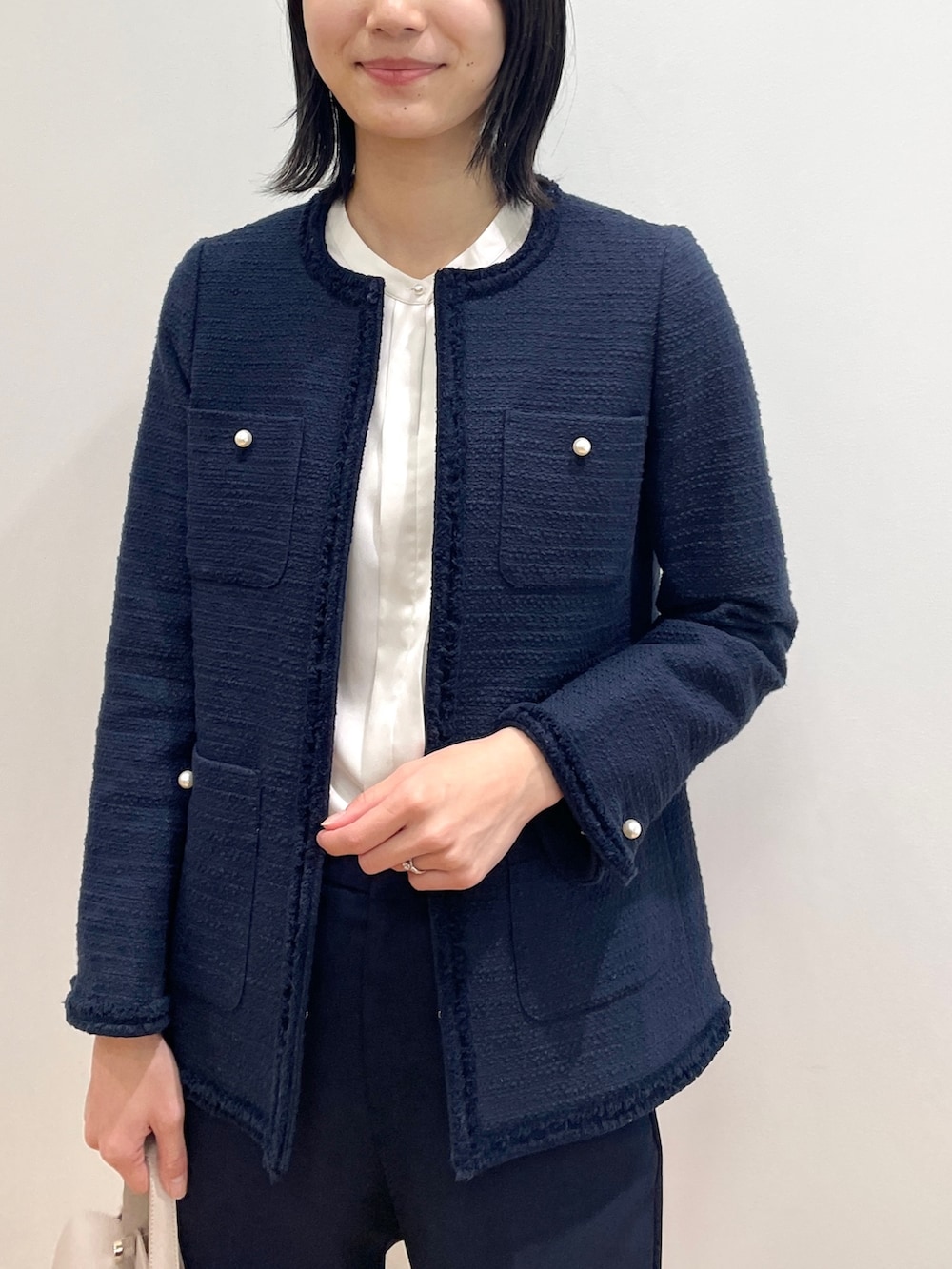 ホワイト系のシャツ/ブラウス、ブルー系のノーカラージャケット、ブルー系のその他パンツを着用したレディースの冬コーディネートの4枚目の写真