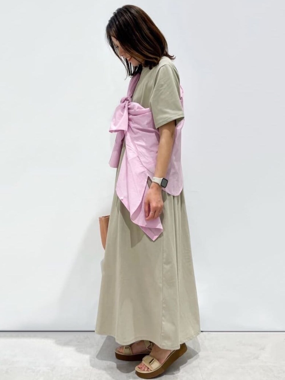 ベージュ系のワンピース、ピンク系のシャツ/ブラウス、ピンク系のトートバッグを着用したレディースの夏コーディネートの2枚目の写真