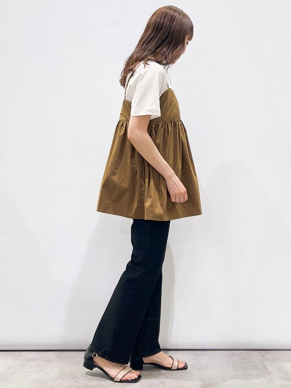 ブラウン系のシャツ/ブラウス、ホワイト系のTシャツ/カットソー、グレー系のデニムパンツを着用したレディースの夏コーディネートの3枚目の写真