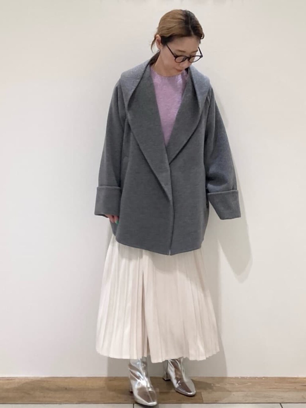 グレー系のその他アウター、パープル系のニット/セーター、ホワイト系のスカートを着用したレディースの冬コーディネートの2枚目の写真