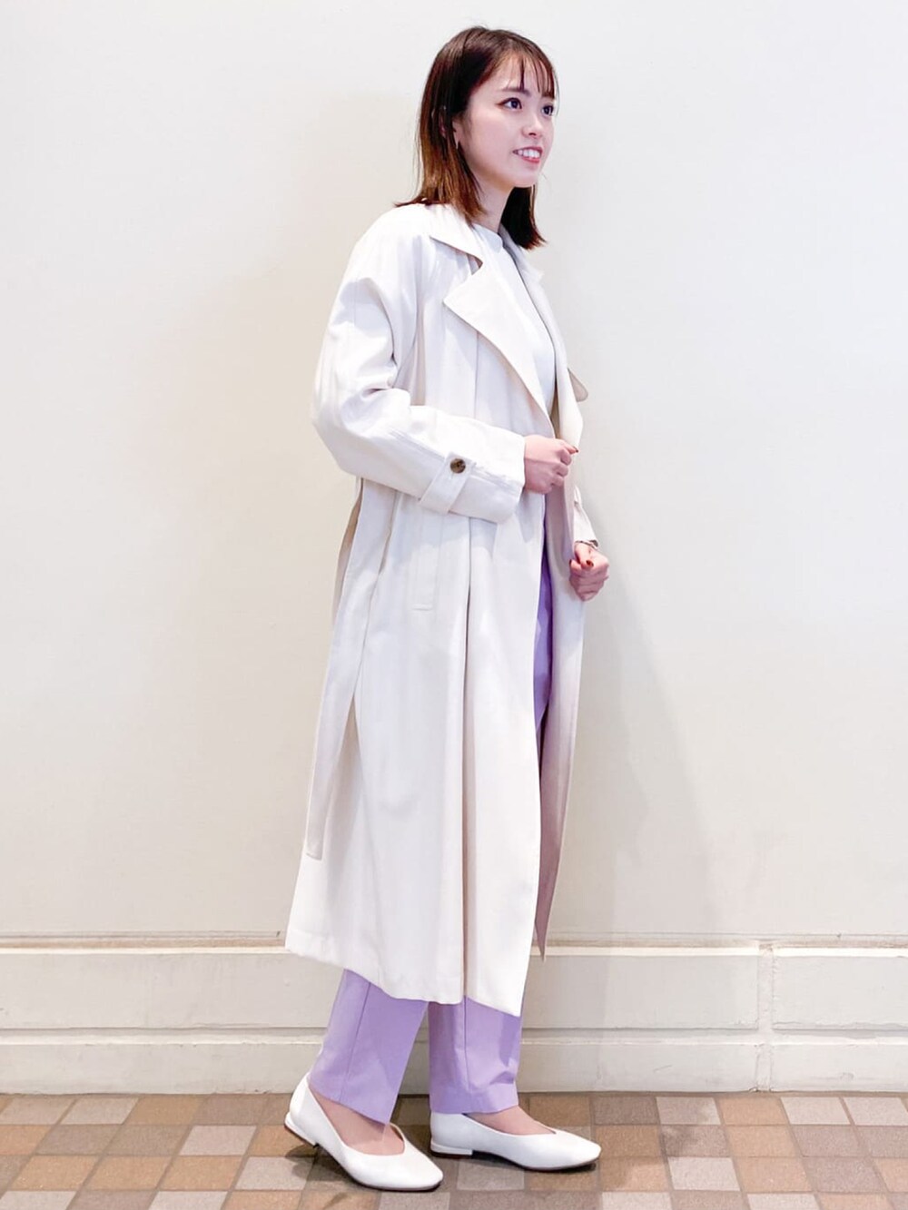 ホワイト系のトレンチコート、ホワイト系のニット/セーター、パープル系のその他パンツを着用したレディースの春コーディネートの2枚目の写真