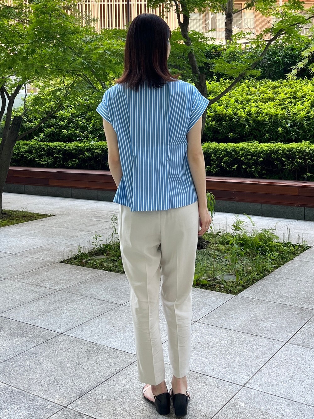 ブルー系のシャツ/ブラウス、ベージュ系のその他パンツ、ブラック系のサンダルを着用したレディースの夏コーディネートの3枚目の写真