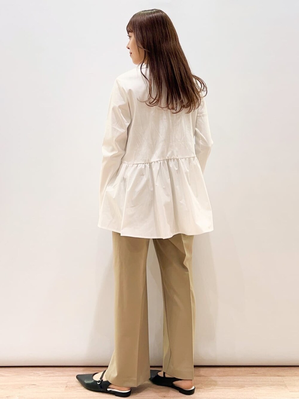 ホワイト系のTシャツ/カットソー、グリーン系のその他パンツ、ブラック系のトートバッグを着用したレディースの冬コーディネートの2枚目の写真