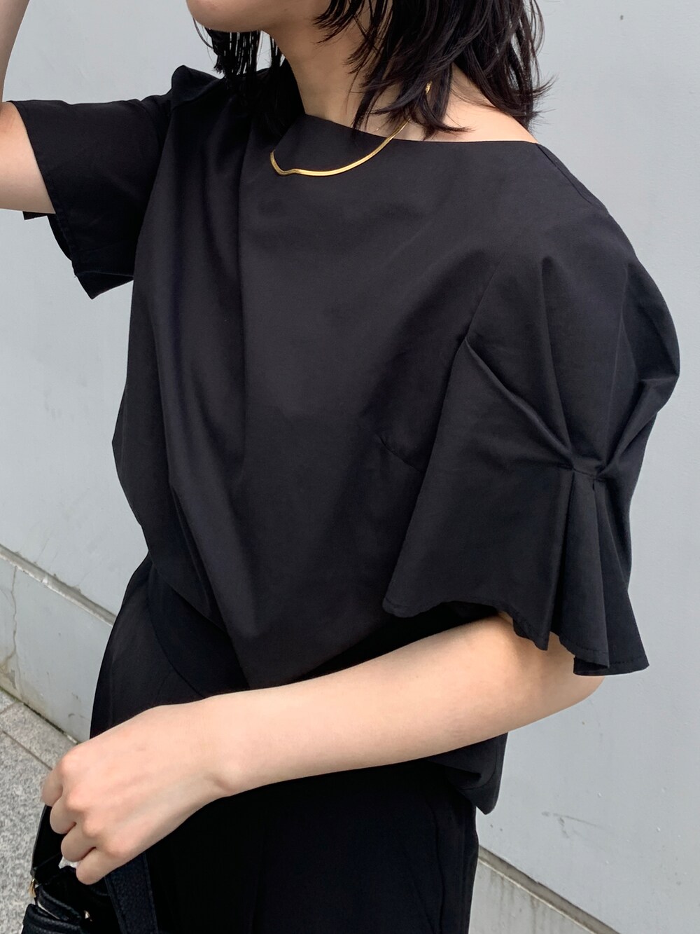 ブラック系のシャツ/ブラウス、ブラック系のその他パンツ、ブラック系のショルダーバッグを着用したレディースの夏コーディネートの3枚目の写真