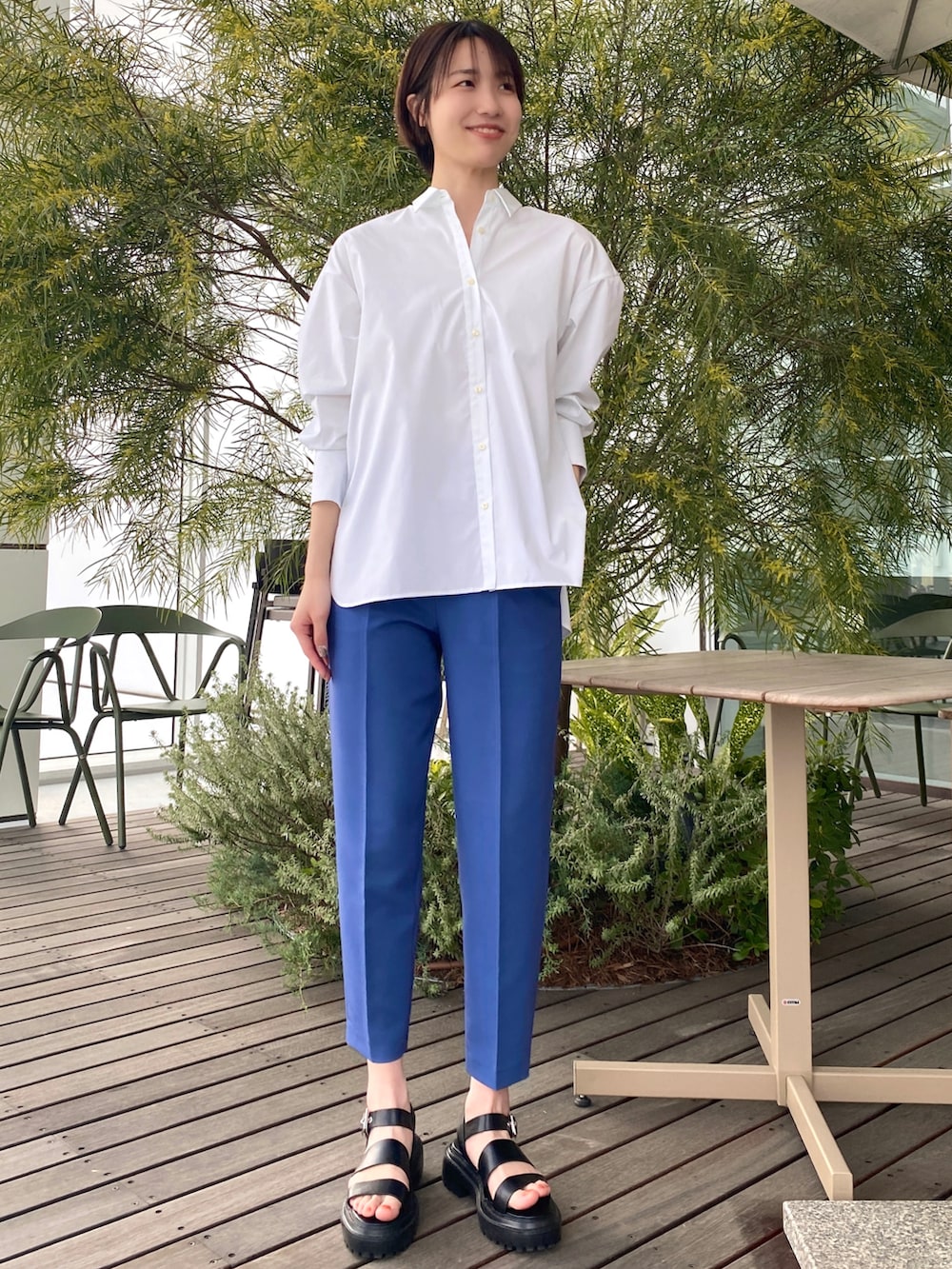 ホワイト系のシャツ/ブラウス、ブルー系のその他パンツ、ブラック系のサンダルを着用したレディースの春コーディネートの2枚目の写真