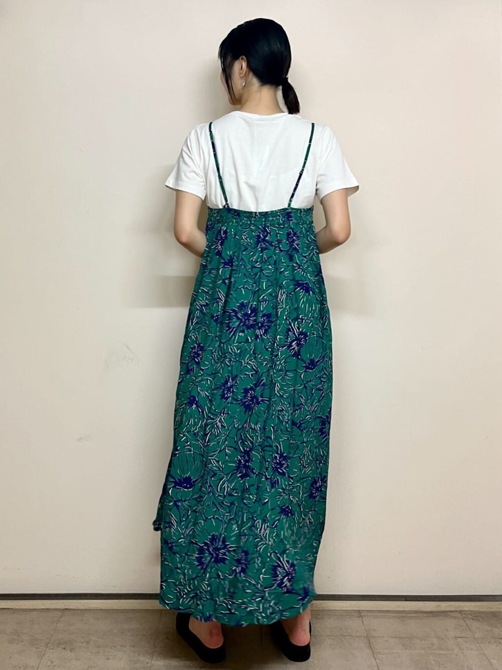グリーン系のワンピース、ホワイト系のTシャツ/カットソー、ブラック系のサンダルを着用したレディースの夏コーディネートの3枚目の写真
