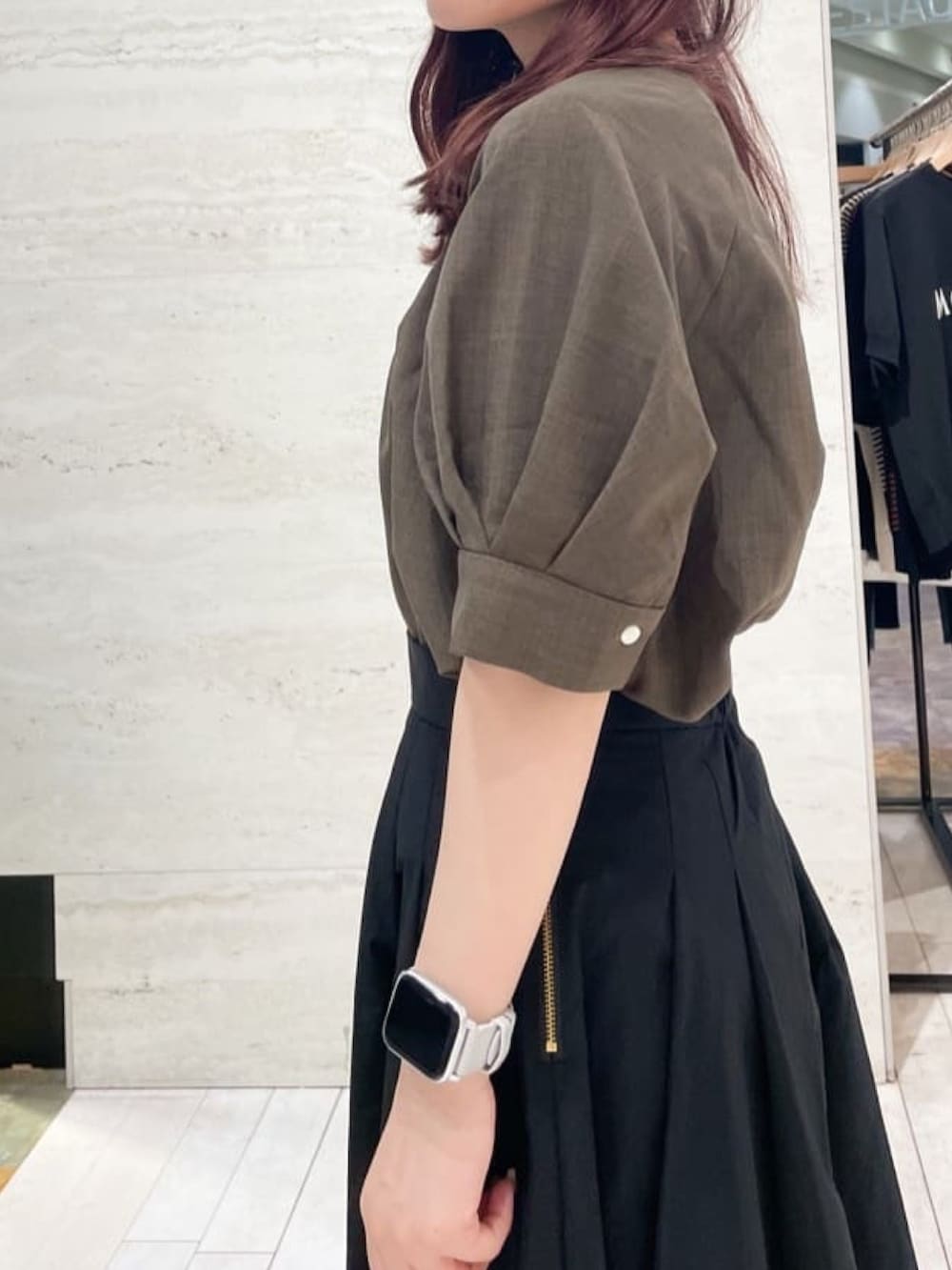 ブラウン系のシャツ/ブラウス、ブラック系のスカート、ホワイト系のパンプスを着用したレディースの秋コーディネートの3枚目の写真