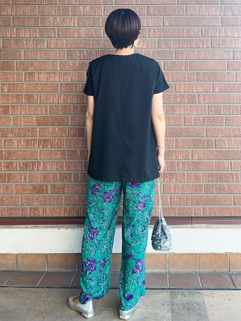 ブラック系のTシャツ/カットソー、ブラック系のベスト、グリーン系のその他パンツを着用したレディースの秋コーディネートの3枚目の写真