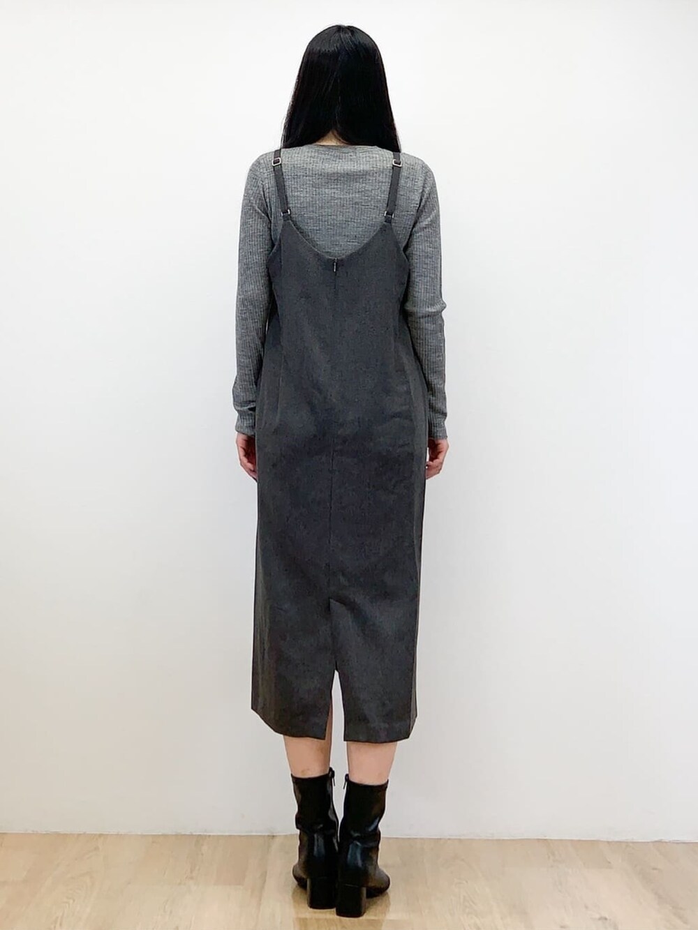 グレー系のワンピース、グレー系のニット/セーター、ブラック系のブーツを着用したレディースの秋コーディネートの3枚目の写真