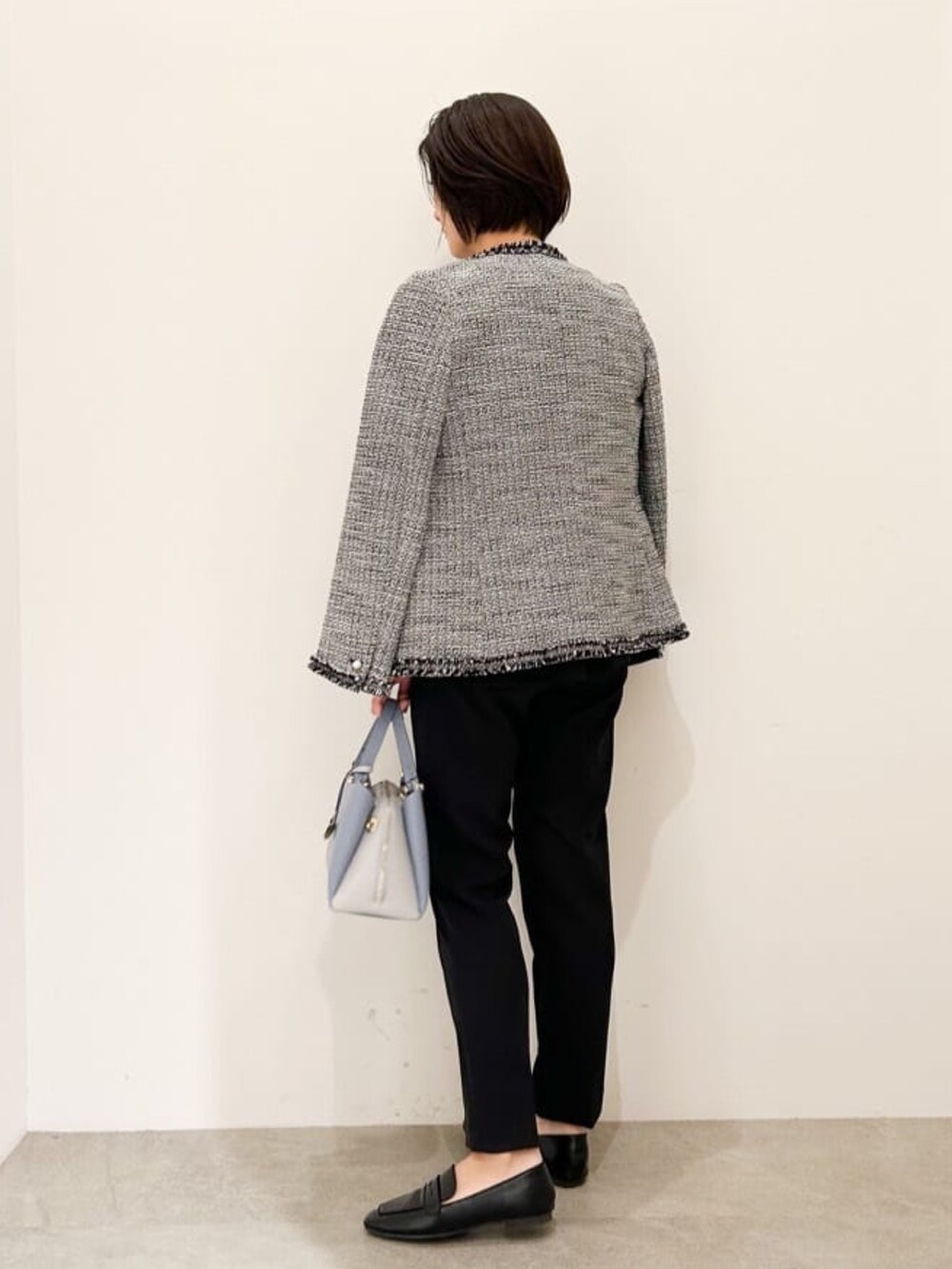 ブラック系のノーカラージャケット、ブラック系のシャツ/ブラウス、ブラック系のその他パンツを着用したレディースの春コーディネートの3枚目の写真