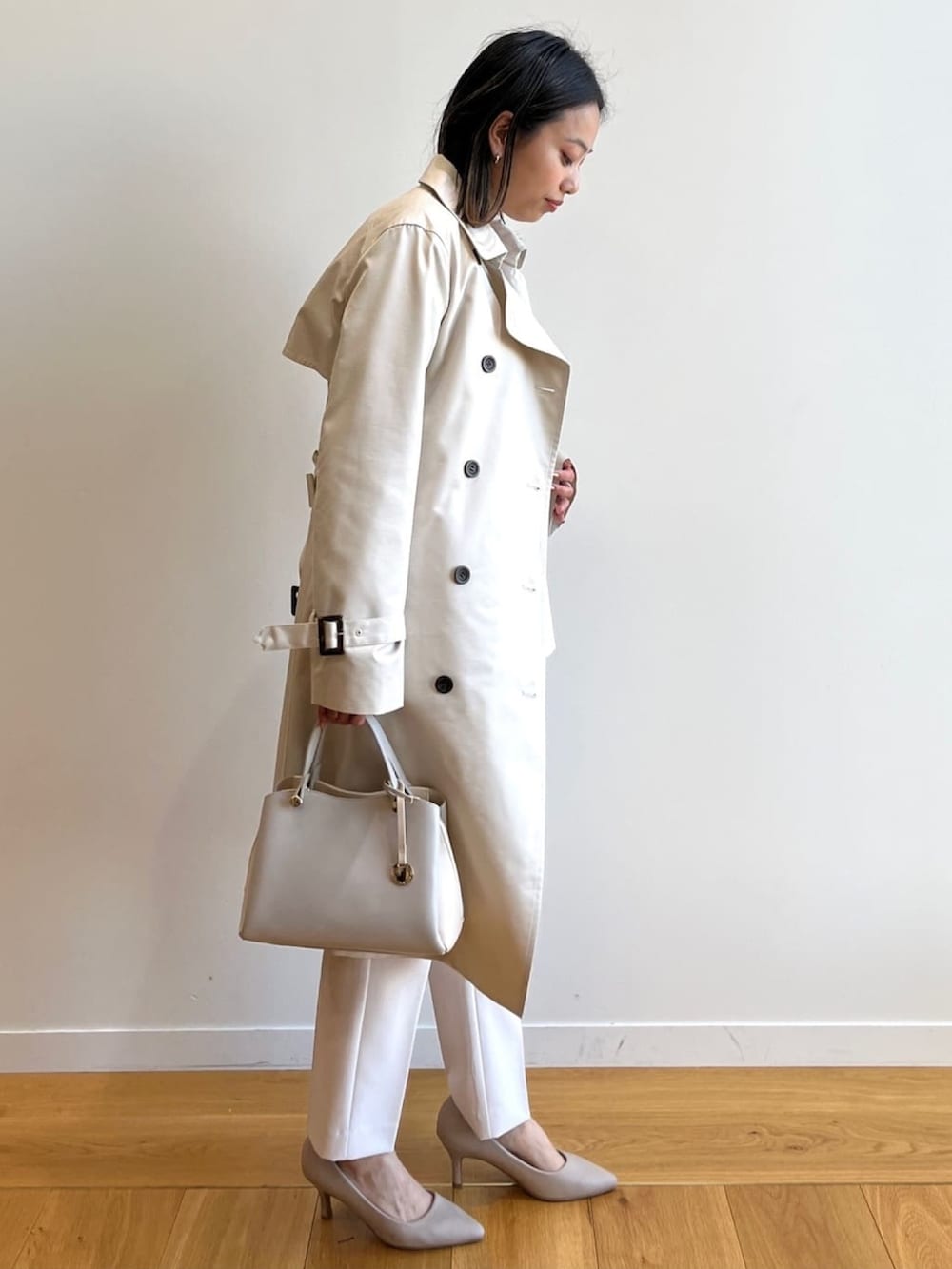 ベージュ系のトレンチコート、ベージュ系のその他パンツ、ベージュ系のシャツ/ブラウスを着用したレディースの冬コーディネートの2枚目の写真