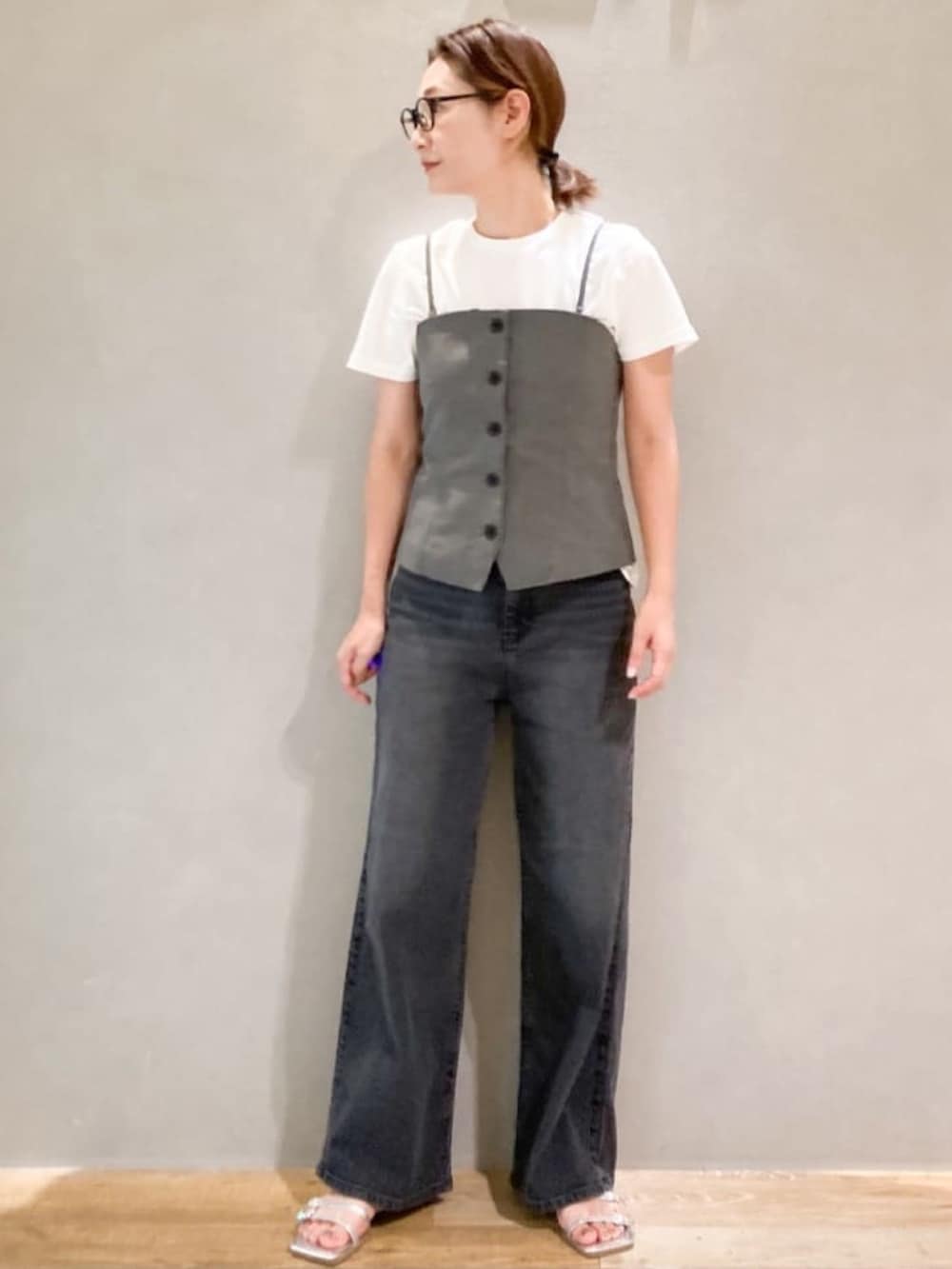 グレー系のタンクトップ、ホワイト系のTシャツ/カットソー、ブラック系のその他パンツを着用したレディースの夏コーディネートの2枚目の写真