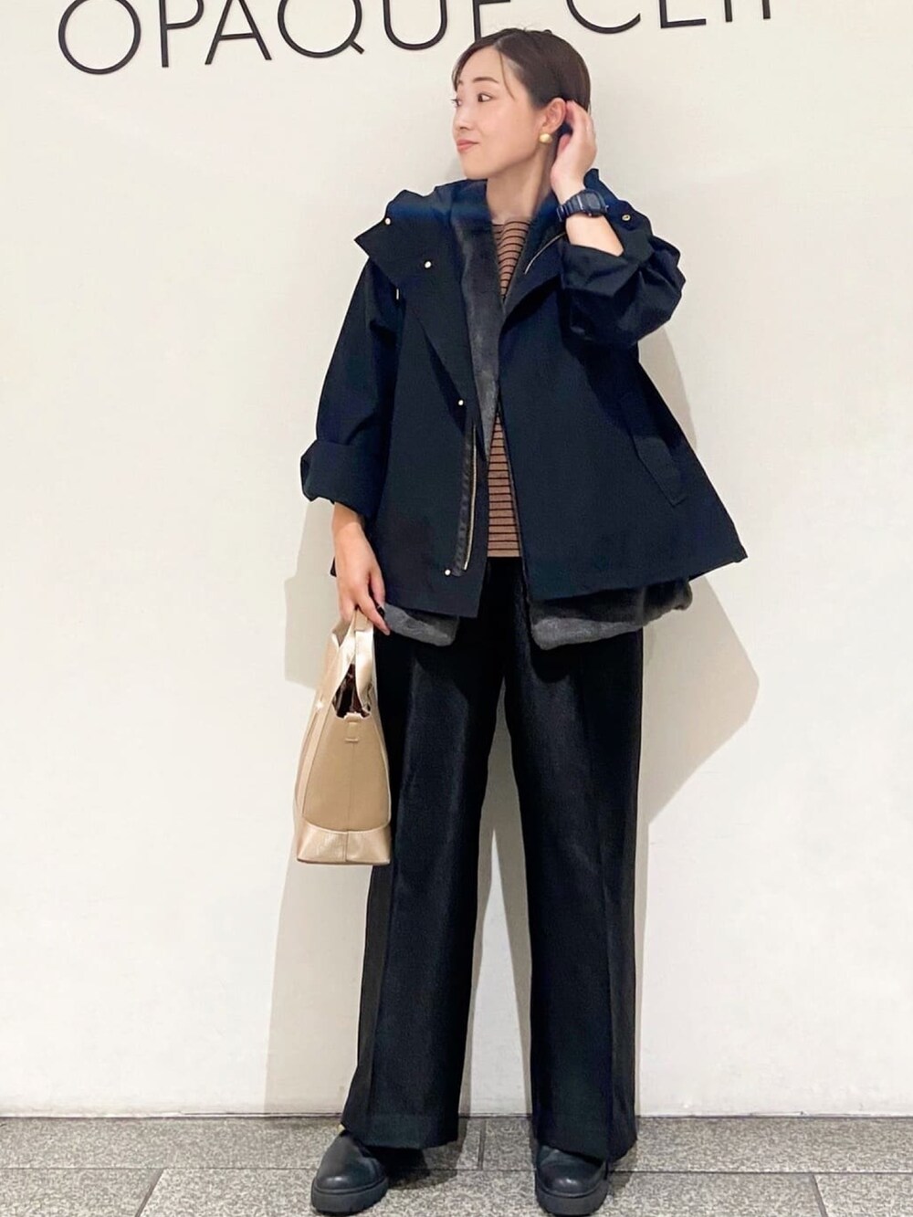 ブラウン系のTシャツ/カットソー、ブラック系のその他パンツ、ブラック系のブルゾンを着用したレディースの秋コーディネートの4枚目の写真