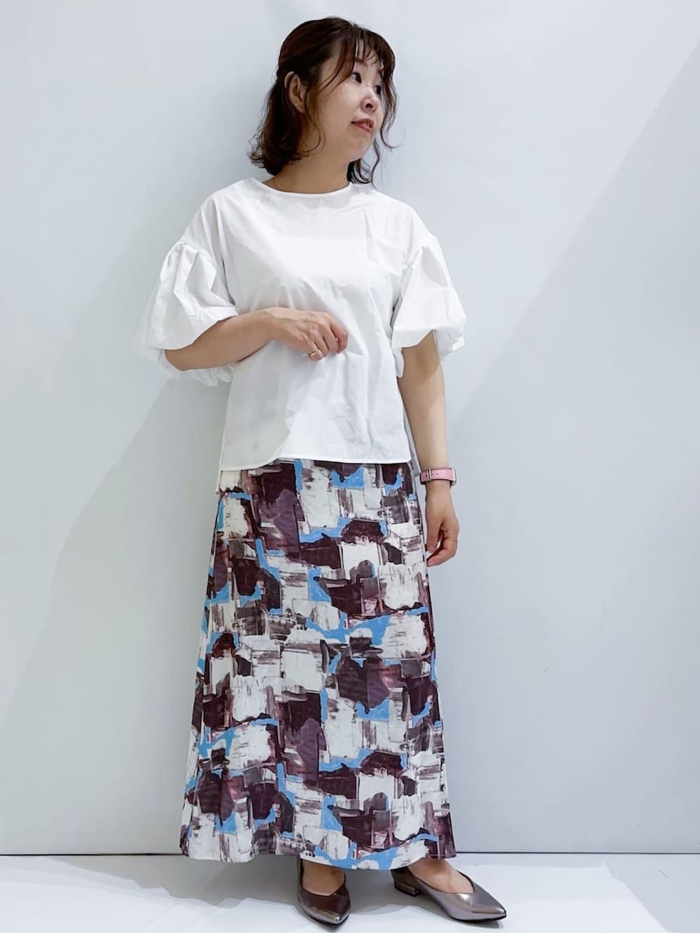 ホワイト系のシャツ/ブラウス、レッド系のスカート、レッド系のショルダーバッグを着用したレディースの夏コーディネートの8枚目の写真