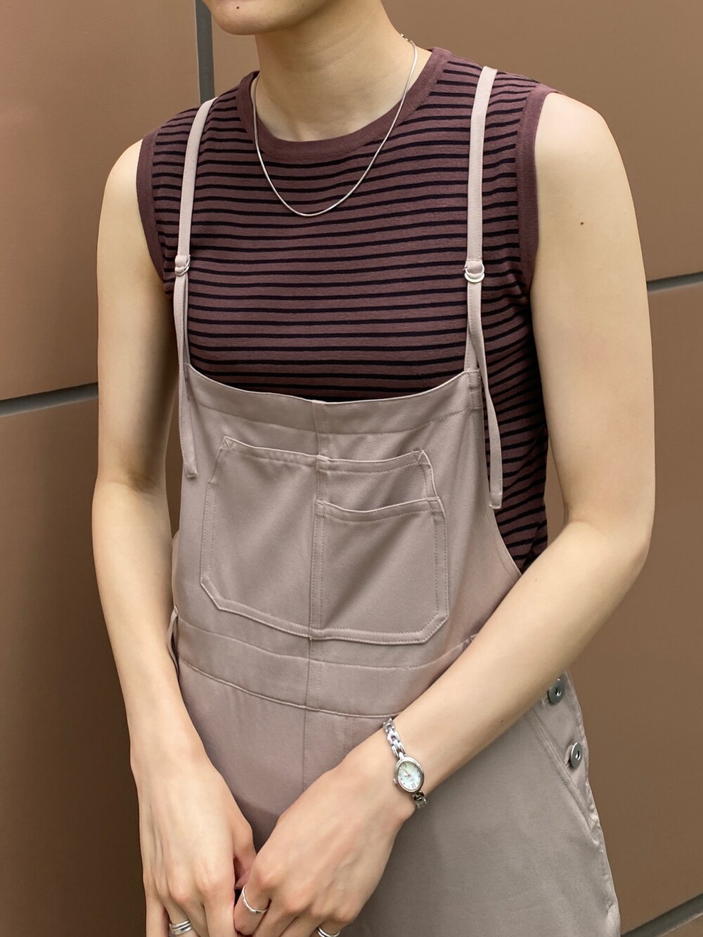 「休日スタイル、サロペット、高身長女子、サンダル、トートバッグ、ボーター、サマーニット、ベージュ、OPAQUE.CLIP、オペークドットクリップ、オトナカジュアル、きれいめカジュアル、カジュアル、夏コーデ、休日コーデ」｜「OPAQUE.CLIPのストレッチツイル サロペット【WEB限定サイズ】（サロペット/オーバーオール、ベージュ系）」を使った、OPAQUE.CLIPスタッフさん（レディース・158cm）の夏コーディネートの3枚目の写真